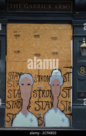 Londra, Regno Unito. 5 settembre 2020. Il Garrick Arms Pub a Charing Cross Road rimane a bordo, un murale dipinto con i lavoratori NHS. Foto Stock