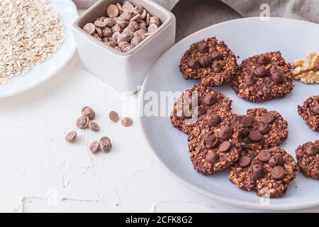 Alcuni fiocchi d'avena appena sfornati e biscotti alla banana su un piastra Foto Stock