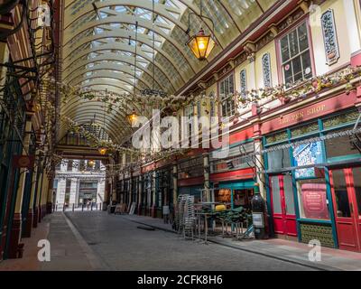 Gli splendidi interni del mercato Leadenhall, uno dei più antichi mercati coperti della Gran Bretagna. Foto Stock