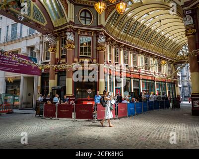 Gli splendidi interni del mercato Leadenhall, uno dei più antichi mercati coperti della Gran Bretagna. Foto Stock