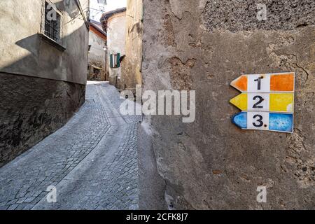 Cartelli del percorso nell'antico borgo di Palanzo sul lago Como Foto Stock