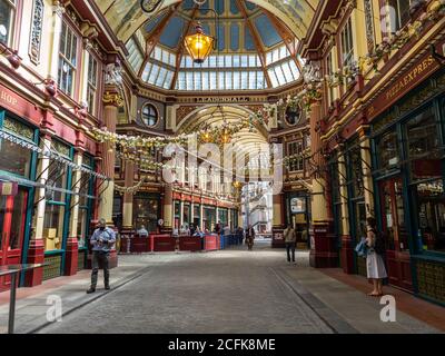 Gli splendidi interni del mercato Leadenhall, uno dei più antichi mercati coperti della Gran Bretagna. Foto Stock