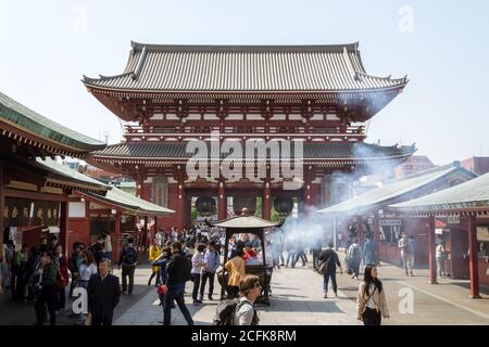 Tokyo, Giappone - senso-ji, un antico tempio buddista ad Asakusa. Il tempio più antico e uno dei più significativi di Tokyo. Luogo popolare per il turismo. Foto Stock
