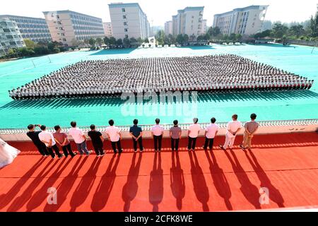 Shanqiu, Shanqiu, Cina. 6 Settembre 2020. HenanÃ¯Â¼Å'CHINA-il 5 settembre 2020, henan shangqiu xiayi prima scuola superiore leggerà poesie classiche, MAO zedong gruppo arrangiamento ''xing my China'' nel 3200 freshman addestramento militare di quest'anno e la prima classe di scuola, rafforzare il patriottismo nei giovani studenti, famosi classici rossi, inizia da me, Gli studenti di istruzione aspirano al patriottico, la mia Cina, i primi pulsanti buttoned. Credit: SIPA Asia/ZUMA Wire/Alamy Live News Foto Stock