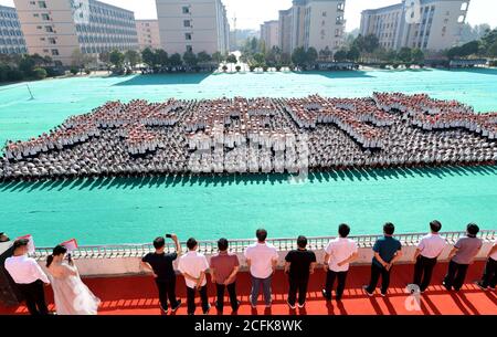 Shanqiu, Shanqiu, Cina. 6 Settembre 2020. HenanÃ¯Â¼Å'CHINA-il 5 settembre 2020, henan shangqiu xiayi prima scuola superiore leggerà poesie classiche, MAO zedong gruppo arrangiamento ''xing my China'' nel 3200 freshman addestramento militare di quest'anno e la prima classe di scuola, rafforzare il patriottismo nei giovani studenti, famosi classici rossi, inizia da me, Gli studenti di istruzione aspirano al patriottico, la mia Cina, i primi pulsanti buttoned. Credit: SIPA Asia/ZUMA Wire/Alamy Live News Foto Stock