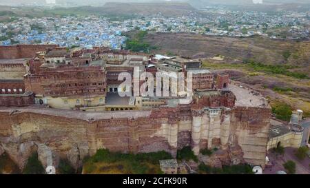 La città blu e il forte Mehrangarh a Jodhpur. Rajasthan, India Professional ha girato in risoluzione 4K. 024. È possibile utilizzarlo, ad esempio, nel proprio commentatore Foto Stock