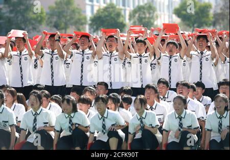 Shanqiu, Shanqiu, Cina. 6 Settembre 2020. HenanÃ¯Â¼Å'CHINA-il 5 settembre 2020, henan shangqiu xiayi prima scuola superiore leggerà poesie classiche, MAO zedong gruppo arrangiamento ''xing my China'' nel 3200 freshman addestramento militare di quest'anno e la prima classe di scuola, rafforzare il patriottismo nei giovani studenti, famosi classici rossi, inizia da me, Gli studenti di istruzione aspirano al patriottico, la mia Cina, i primi pulsanti buttoned. Credit: SIPA Asia/ZUMA Wire/Alamy Live News Foto Stock