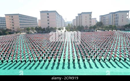 Shanqiu, Shanqiu, Cina. 6 Settembre 2020. HenanÃ¯Â¼Å'CHINA-il 5 settembre 2020, henan shangqiu xiayi prima scuola superiore leggerà poesie classiche, MAO zedong gruppo arrangiamento ''xing my China'' nel 3200 freshman addestramento militare di quest'anno e la prima classe di scuola, rafforzare il patriottismo nei giovani studenti, famosi classici rossi, inizia da me, Gli studenti di istruzione aspirano al patriottico, la mia Cina, i primi pulsanti buttoned. Credit: SIPA Asia/ZUMA Wire/Alamy Live News Foto Stock