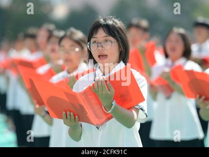 Shanqiu, Shanqiu, Cina. 6 Settembre 2020. HenanÃ¯Â¼Å'CHINA-il 5 settembre 2020, henan shangqiu xiayi prima scuola superiore leggerà poesie classiche, MAO zedong gruppo arrangiamento ''xing my China'' nel 3200 freshman addestramento militare di quest'anno e la prima classe di scuola, rafforzare il patriottismo nei giovani studenti, famosi classici rossi, inizia da me, Gli studenti di istruzione aspirano al patriottico, la mia Cina, i primi pulsanti buttoned. Credit: SIPA Asia/ZUMA Wire/Alamy Live News Foto Stock