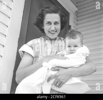 Madre e figlia di Newborn, 1950's Vintage fotografia in bianco e nero Foto Stock