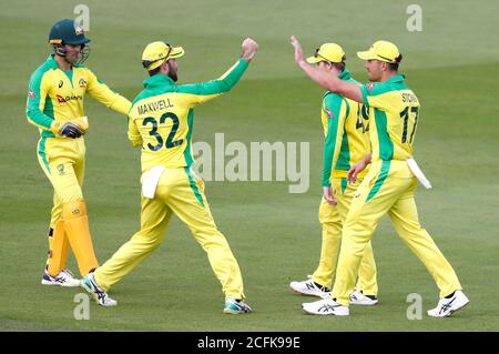 Marcus Stoinis (a destra) in Australia festeggia con i compagni di squadra dopo aver preso il Dawid Malan inglese dal bowling di Ashton Agar durante la seconda partita IT20 di Vitality all'Ageas Bowl, Southampton. Foto Stock