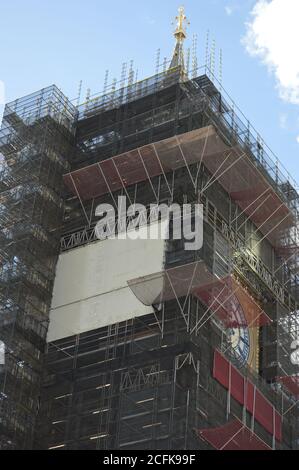 Londra, Regno Unito. 5 settembre 2020. Big ben coperto in una tela di tela, in quanto i lavori di riparazione in corso continuano con la sua scadenza per essere completato entro il 2021. Foto Stock