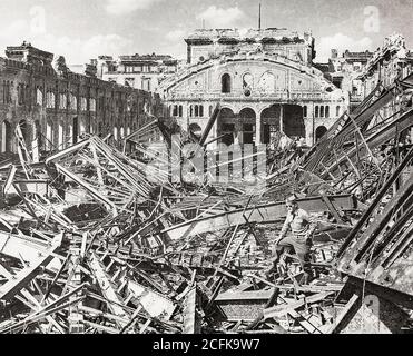 Fotografati nell'aprile 1945 a seguito della campagna di bombardamento alleata della seconda guerra mondiale, i resti della stazione ferroviaria di Potsdam, capitale dello stato federale tedesco del Brandeburgo. Confina direttamente con la capitale tedesca, Berlino. Foto Stock