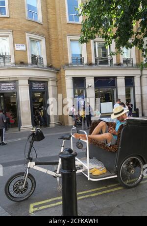 Londra Covent Garden pedicab autista prendere una pausa Foto Stock
