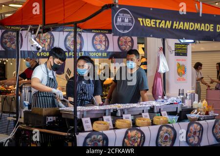Una bancarella di cibo nel mercato interno di Brick Lane che offre gnocchi tibetani fatti a mano. Foto Stock