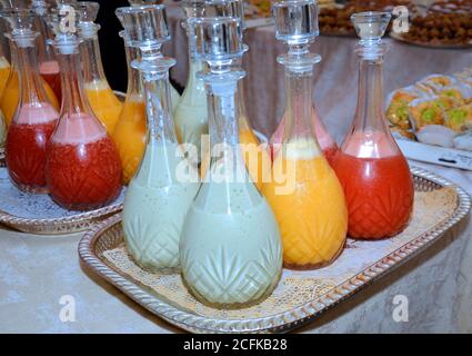 Succhi vari per l'estate. Succo di avocado e succo di fragola Foto Stock