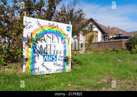 Home Made Thank you sign on a green, thanking NHS staff & key workers for encomes during COVID-19 Coronavirus pandemic, in West Sussex, England, UK. Foto Stock