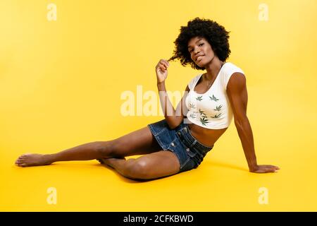 Felice donna nera con capelli ricci Foto Stock