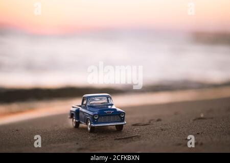 Izmir, Turchia - 22 agosto 2020: Primo piano di un pick-up Chevrolet 3100 su sabbia e al tramonto. Foto Stock