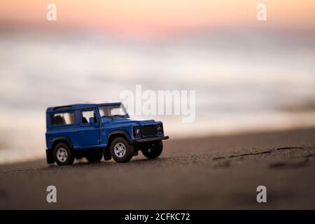 Izmir, Turchia - 22 agosto 2020: Primo piano di un veicolo Land Rover SUV sulla sabbia e al tramonto. Foto Stock