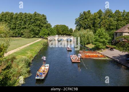 Punting sul fiume Cam, visto da Garret Hostel Bridge, Cambridge, Cambridgeshire, Regno Unito. Foto Stock