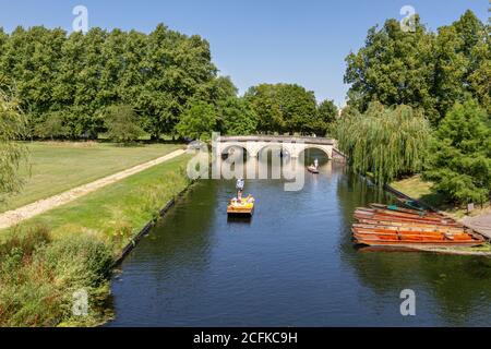 Punting sul fiume Cam, visto da Garret Hostel Bridge, Cambridge, Cambridgeshire, Regno Unito. Foto Stock