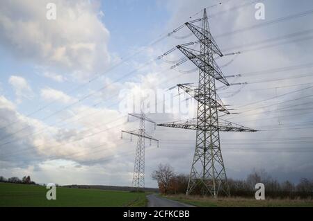 Utility Poles e strada nella campagna tedesca Foto Stock