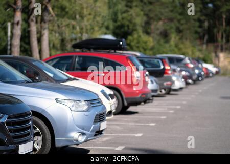 Parcheggio sotterraneo. Sono disponibili posti auto gratuiti. Scena di sfondo vuota. Pavimento in cemento Foto Stock
