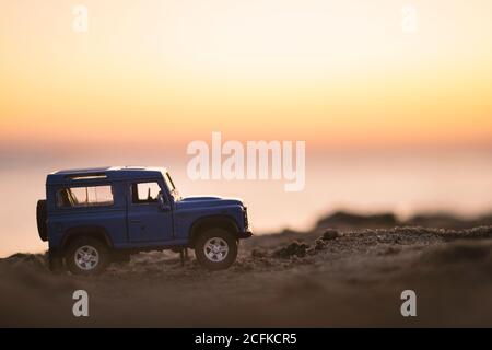 Izmir, Turchia - 22 agosto 2020: Primo piano di un veicolo Land Rover SUV sulla sabbia e al tramonto. Foto Stock