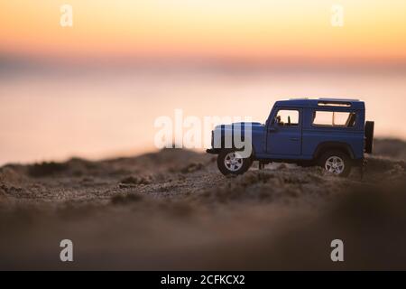 Izmir, Turchia - 22 agosto 2020: Primo piano di un veicolo Land Rover SUV sulla sabbia e al tramonto. Foto Stock