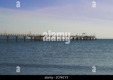 Il molo in legno di mare a Binz. Foto Stock