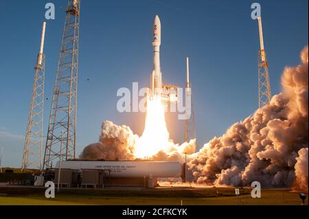 CAPE CANVERAL, FL, USA - 30 luglio 2020 - con il cielo blu come sfondo, un razzo United Launch Alliance Atlas V 541 si solleva dal complesso di lancio spaziale 4 Foto Stock