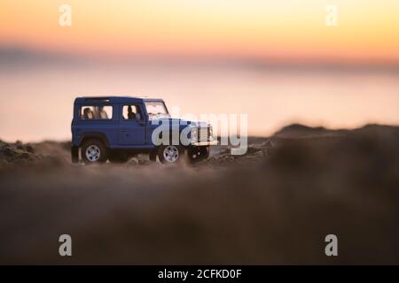 Izmir, Turchia - 22 agosto 2020: Primo piano di un veicolo Land Rover SUV sulla sabbia e al tramonto. Foto Stock