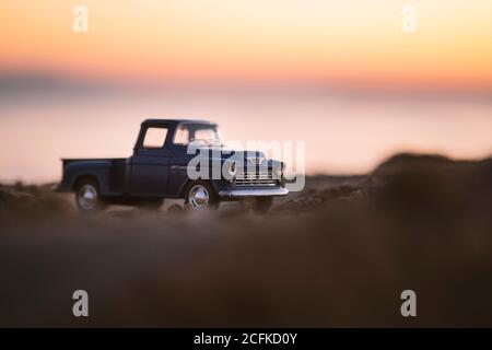 Izmir, Turchia - 22 agosto 2020: Primo piano di un pick-up Chevrolet 3100 su sabbia e al tramonto. Foto Stock