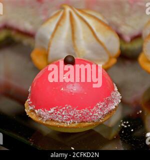 Vari mini dolci assortiti con crema, cioccolato e frutti di bosco-dolci offerti al matrimonio marocchino Foto Stock