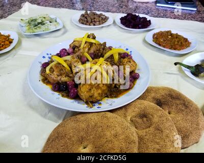 Piatto di pollo marocchino. Mangiare servito in matrimonio marocchino Foto Stock