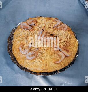 Bastilla / Pastilla - Pastilla di gamberi, torta ripiena di gamberi e spezie dolci e salate - Marocco. Foto Stock