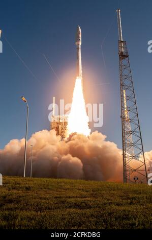 CAPE CANVERAL, FL, USA - 30 luglio 2020 - con il cielo blu come sfondo, un razzo United Launch Alliance Atlas V 541 si solleva dal complesso di lancio spaziale 4 Foto Stock