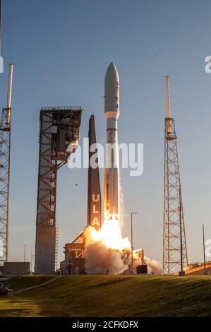 CAPE CANVERAL, FL, USA - 30 luglio 2020 - con il cielo blu come sfondo, un razzo United Launch Alliance Atlas V 541 si solleva dal complesso di lancio spaziale 4 Foto Stock