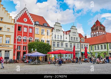 Greifswald, Germania - 31 agosto 2020: Il paesaggio urbano della piazza storica del mercato della città anseatica di Greifswald in Germania. Foto Stock