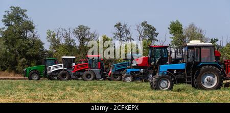 Parco macchine agricole sul campo. Foto Stock