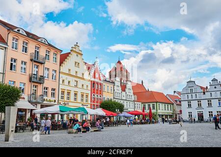 Greifswald, Germania - 31 agosto 2020: Il paesaggio urbano della piazza storica del mercato della città anseatica di Greifswald in Germania. Foto Stock