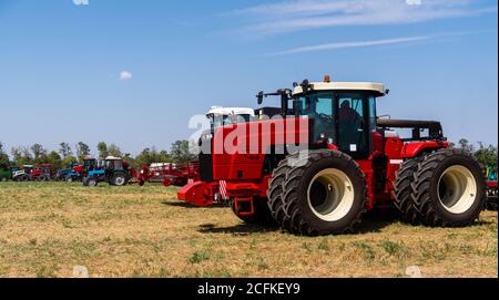 Parco macchine agricole sul campo. Foto Stock