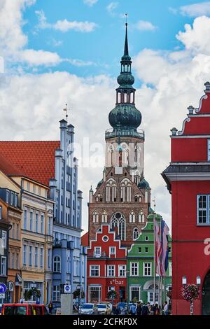 Greifswald, Germania - 31 agosto 2020: Il paesaggio urbano della piazza storica del mercato della città anseatica di Greifswald in Germania. Foto Stock