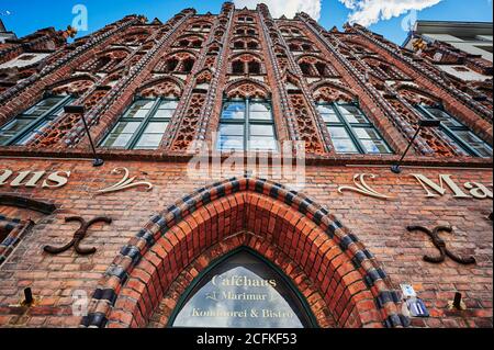 Greifswald, Germania - 31 agosto 2020: Il paesaggio urbano della piazza storica del mercato della città anseatica di Greifswald in Germania. Foto Stock