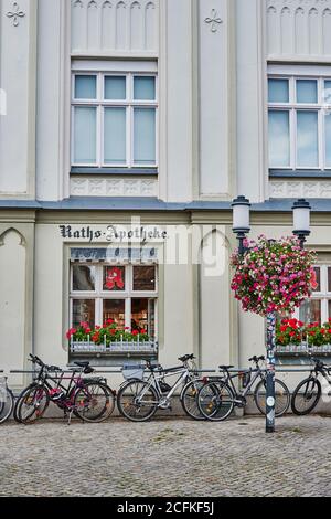 Greifswald, Germania - 31 agosto 2020: Il paesaggio urbano della piazza storica del mercato della città anseatica di Greifswald in Germania. Foto Stock