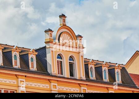 Greifswald, Germania - 31 agosto 2020: Il paesaggio urbano della piazza storica del mercato della città anseatica di Greifswald in Germania. Foto Stock