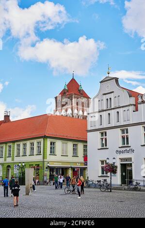 Greifswald, Germania - 31 agosto 2020: Il paesaggio urbano della piazza storica del mercato della città anseatica di Greifswald in Germania. Foto Stock