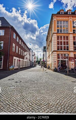 Greifswald, Germania - 31 agosto 2020: Il paesaggio urbano della piazza storica del mercato della città anseatica di Greifswald in Germania. Foto Stock