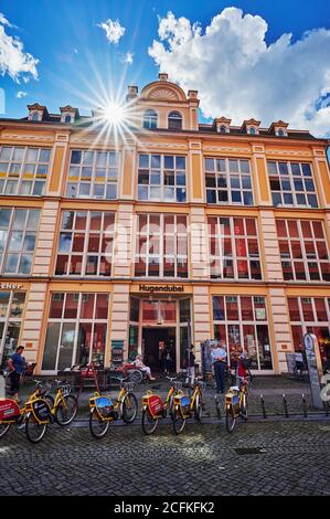 Greifswald, Germania - 31 agosto 2020: Il paesaggio urbano della piazza storica del mercato della città anseatica di Greifswald in Germania. Foto Stock